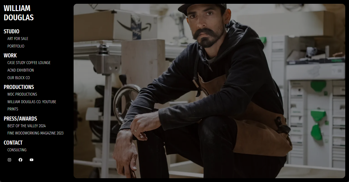 The clean and fixed menu on the desktop layout.